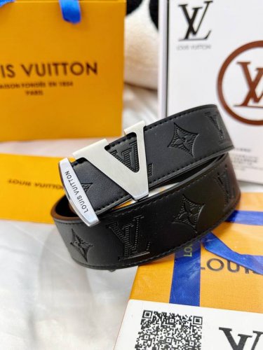 皮带：Lv..路易..威登顶级复刻. 腰带：原单品质百分百头层牛皮，保证真皮。V形哑面双层拼接设计.真空电镀.永不掉色.24K拉丝纯钢扣头层小牛皮纹路双
