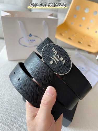 广州工厂P直发普拉达 Prada 這款百搭配飾定格簡約而考究的設計。優雅的Saffiano皮革交叉平行線紋理平添別樣的微妙韻致。標誌性的金屬刻字徽標點綴搭扣，时