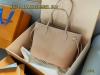 配盒 Size：30底*20高Cm 小 L家 Neverfull 中号购物袋！ 骨灰级产物！ 新款沙色，上身更百搭松弛感拉满，秒入 有质感！有味道！