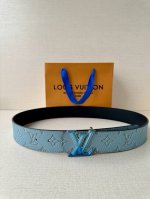 4.0宽 Lv Dimension Monogram HéRitage 双面腰带拼接素净皮革和 Monogram 涂层帆布，呈现经典设计的崭新演绎。品牌元素焕现