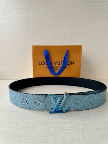 4.0宽 Lv Dimension Monogram HéRitage 双面腰带拼接素净皮革和 Monogram 涂层帆布，呈现经典设计的崭新演绎。品牌元素焕现