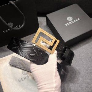 特 范思哲 宽4.0cm 新款 腰带由柔软的Greca压花皮革于意大利精制而成，饰有Medusa搭扣 Medusa搭扣 Greca压花