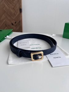 Bv 2025最新款女士编织腰带 纯手工Intreccio大格子编织 双面意大利小牛皮搭配日字型微复古金色针扣 可活动皮环 皮带宽度2Cm 颜色: 太空蓝