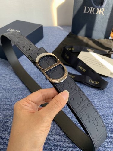 这款 35 毫米双面腰带结合典雅气质与摩登风范。 配一面采用黑色 Dior Gravity 印花效果皮革，以牛皮革融合压花工艺，演绎经典的 Oblique 印花