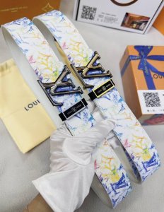 皮带：Lv..路易..顶级原单复刻. 腰带：百分百头层牛皮，保证真皮。双层菱形渐变色设计.24K纯钢扣涂鸦彩绘图案艺术双面可用专柜同等质量， 送人自用首选 包装