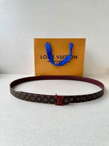 2.0宽Mini Lv 双面腰带以华美皮革和标志性 Monogram 帆布演绎两式风范，为纤细构型融入莹泽 Lv Initiales 金属搭扣。榄尖形末端再添优