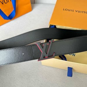 L0Uis Vuitt0N 專櫃最新升級版本 寬度40Mm 原廠荔枝紋面内衬進口柔軟小牛皮底 搭配新型字母搭扣 百搭易襯