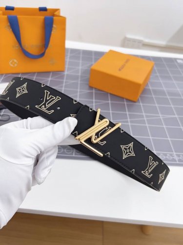 特 P180 寬：40Mm Louis Vuitton 腰帶 頂級原單品質 寬度40毫米 丝印专柜大花图案 搭配最新款五金 專櫃款號 細節看圖 市場獨家版本 ！