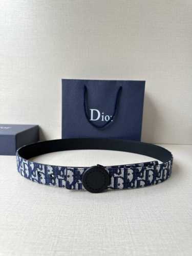 宽度3.5Cm 这款 Dior Charm 腰带扣是夏季男装系列新品，采用不锈钢真空电镀菱饰面精心设计，重新演绎经典的 Dior 标志。可与各式 35 毫米腰带