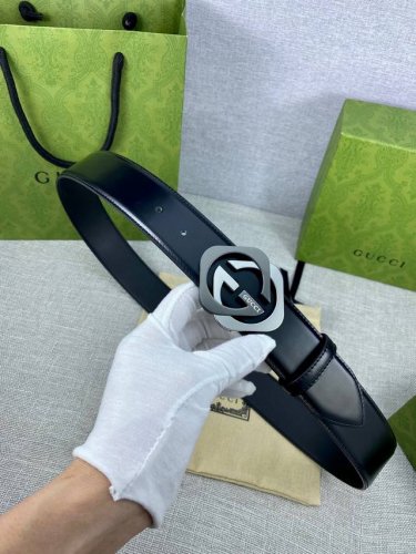 宽度4.0Cm Gucci 互扣式双g带原单钢扣，源自品牌现代风格典藏设计，对品牌的精巧致敬，于1950年代由gucci引入，诠释出其精致的马术风格。