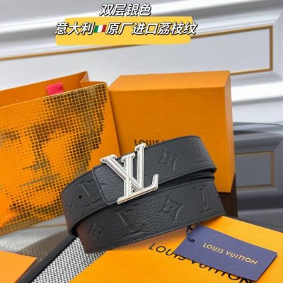 Lv Dimension 双面腰带将创意传承与华美街头风范共冶一炉，彰显创意总监 Pharrell Williams 的时尚远见。Monogram 帆布铺陈外层