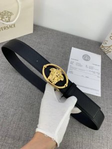 V E R S A C E 范思哲这款柔软头层皮饰带搭配一枚椭圆形美杜莎带扣。腰带饰有一枚金属圈环，宛如点睛之笔，本季标志性的Versace饰件点缀其上，平添魅