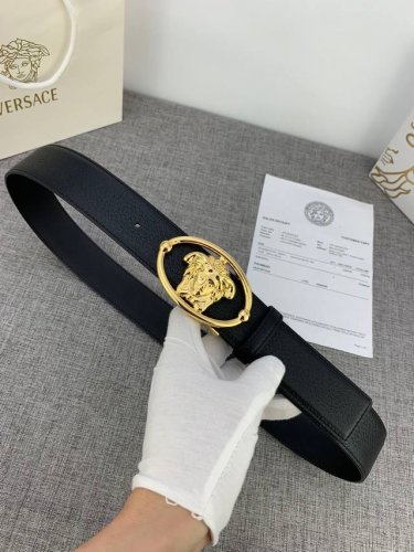 V E R S A C E 范思哲这款柔软头层皮饰带搭配一枚椭圆形美杜莎带扣。腰带饰有一枚金属圈环，宛如点睛之笔，本季标志性的Versace饰件点缀其上，平添魅