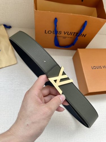 特 本款 Damier Lv 4.0宽 双面腰带做工精良，风格经典。深色牛皮革皮带与 Lv 字母搭扣优雅相称，与精心镂刻的英字母气质优雅，可双面使用，轻松搭配您