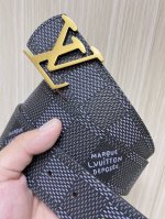特 4.0Mm当季新款 一面一面帆布印格，一面小牛压花，搭配精品扣头做工精细，质量保证。