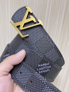 特 4.0Mm当季新款 一面一面帆布印格，一面小牛压花，搭配精品扣头做工精细，质量保证。