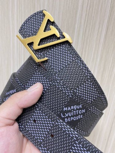 特 4.0Mm当季新款 一面一面帆布印格，一面小牛压花，搭配精品扣头做工精细，质量保证。
