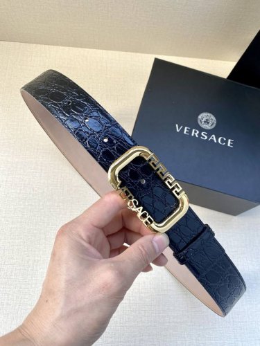 宽带3.8Cm Versace此款腰带由优质皮革制成，采用经典设计，配色醒目。该铆钉腰带配有椭圆形希腊回纹搭扣，打造versace造型。椭圆形搭扣配有greca