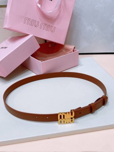 缪缪miumiu 古金扣 宽度：2Cm 这款皮革腰带是提升别致造型品味的理想之选。醒目的标志性徽标装点搭扣，营造精致撞色与纹理 金属徽标搭扣 搭扣饰醒目徽标