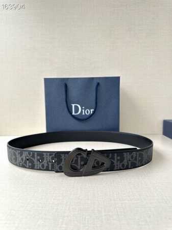 宽度3.5Cm Dior 这款砂黑 金 白 枪多色饰面 不锈钢腰带扣是春季男装系列新品，展示 Cd30 标志，灵感源自 B30 运动鞋。可与各式 35 毫米腰带 - 点击图像关闭