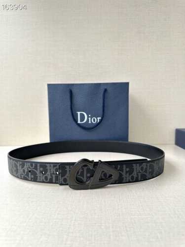 宽度3.5Cm Dior 这款砂黑 金 白 枪多色饰面 不锈钢腰带扣是春季男装系列新品，展示 Cd30 标志，灵感源自 B30 运动鞋。可与各式 35 毫米腰带