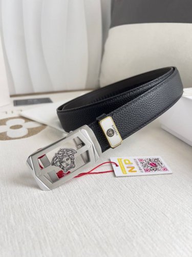 品名：范思哲.Versace.皮带腰带自动皮带 型号：自动带，纯钢材质经典人头自动扣，图片实物拍摄 腰带：百分百头层牛皮，自动带身，保证真皮。24K纯钢扣永不掉