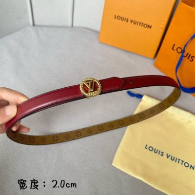 特 寬度：20mm Lv S-Lock系列 寬度20mm 驢家法國驢女士腰帶 全新風格定制帆布面料襯托細膩的進口小牛皮 全新設計搭扣 融入字母和花卉图案 与腰带