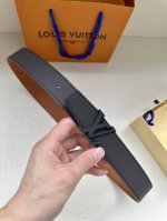特 Lv Heritage 双面腰带3.4宽 选取粒面皮革和纳帕皮革，以抛光和拉丝工艺淬炼新款 Lv 搭扣。微弧形边缘和摩登形状末端见证细致匠心，为考究人士带来
