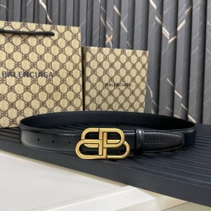 特 尺寸：宽度：3厘米 细纹牛皮革 末端饰以同系配色Balenciaga品牌标识压纹 做旧金色Monaco Bb标识金属配件 材料：牛皮革