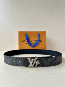 特 4.0宽Lv Flower 双面腰带取材 Monogram 涂层帆布 借背面皮革的 Lv Flower 压纹彰显 pharrell Williams 设计的