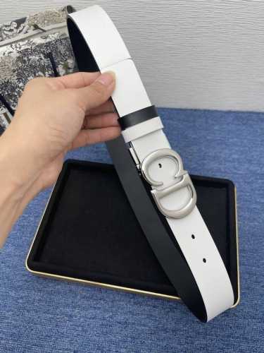 迪奥550 3.5Cm。 这款 Montaigne Avenue 腰带从同名手袋汲取灵感，采用黑色光滑 牛皮革精心制作，质感柔软，设计优雅，饰以富有光泽的新款金