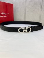 特 宽度3.5Cm Ferragamo 菲拉格慕 双面头层牛皮皮带，配有银 金色 枪色金属Gancio双扣。该皮带可调节，且能根据需要剪裁，达到修身效果