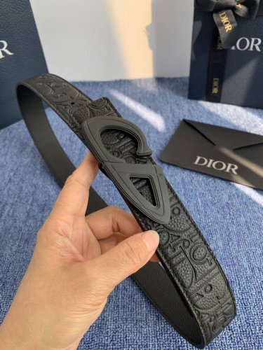 550122采用黑色粒面牛皮革精心制作，饰以镌刻有 Dior 的针扣和黑色金属覆层铜合金 Cd Icon 标志腰带环。款式高雅，可为各式正式造型提升格调。 DD