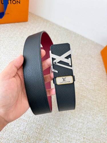 品名： Lv..路易..威登腰带皮带原单 型号：挂扣，经典纯钢材质挂扣，头层牛皮，图片实物拍摄 材料：头层牛皮，挂扣系列，纯钢材质扣头，镀钯电镀工艺永不掉色。原
