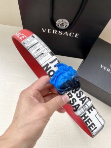宽度4.0Cm 范思哲 此款粒面牛皮革腰带饰有一枚彩色3D美杜莎腰带扣和代表不断演进的gold Hibiscus印花 用芙蓉花对往季的barocco印花加以重新