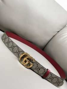 Gg Marmont系列双面宽版腰带3.0这款双面腰带为2025早秋系列再添亮眼力作。甄选Gg Supreme帆布和皮革打造，致敬品牌取之不竭的典藏宝库。浅金色