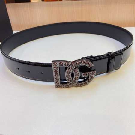 D&G 杜嘉 班纳亮泽小牛皮腰带，缀以电镀金属 Dg 徽标铆钉搭扣。精品宽度4.0Cm - 点击图像关闭