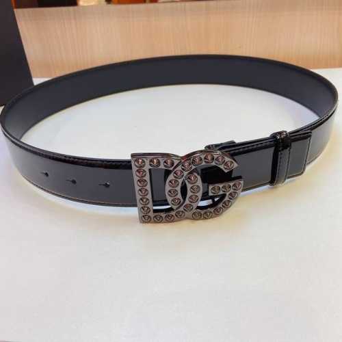 D&G 杜嘉 班纳亮泽小牛皮腰带，缀以电镀金属 Dg 徽标铆钉搭扣。精品宽度4.0Cm