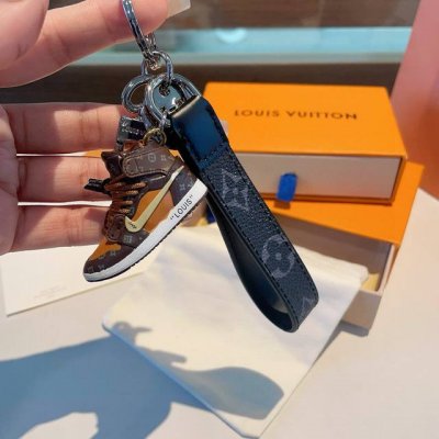 Lv经典老花棋格钥匙扣 钥匙扣联名Nike迷你鞋子挂件时尚个性！车钥匙挂件 包包挂件配饰 Monogram 帆布不仅精美，而且经久耐用， 是 Dragonne