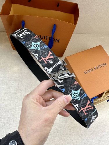特 4.0宽 LV Shape 双面腰带为 LV Shape 搭扣赋予摩登雾面观感，无论搭配异彩纷呈的 LV Graffiti 帆布或沉稳牛皮革，均可表明个性态