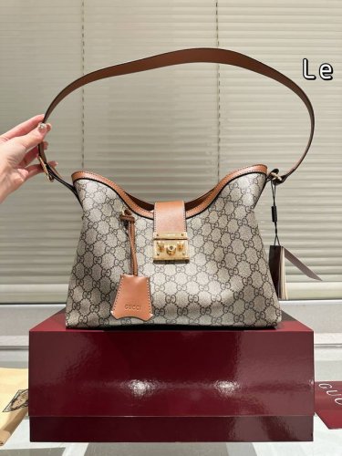 配盒 Gucci Padlock系列中号背包 2025新品Hobo到店 对比之前出得Padlock更加轻便 线条更流畅自然。五金部分不会很塌陷，包型挺括底部做了