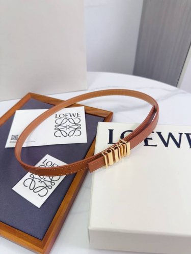 特 Loewe 罗意威专柜最新同款腰带 选用光滑牛皮革窄款腰带 配有Anagram Pebble针扣 卓越的工艺 个性的造型 精美的材质 宽 15Mm