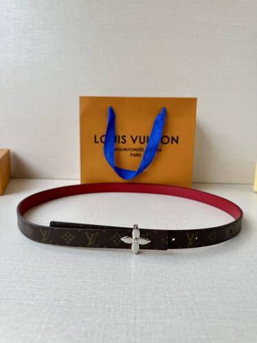 2.0宽 本款 Lv Iconic 双面腰带以纤细剪裁迎接新季，搭配标志性 Iconic 搭扣，无论展现 Monogram Reverse 帆布或素雅牛皮革，均