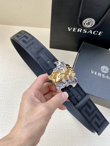 带宽3.8Cm Versace 范思哲 此款缎带腰带风格十分休闲，饰有标志性希腊回纹图案，可搭配休闲单品或高腰正装。 闭合式佩戴 希腊回纹图案 材质：100%聚