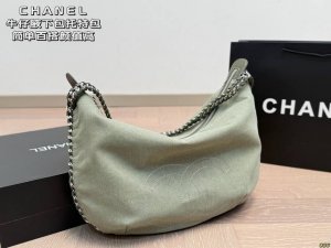 香奈儿Chanel 牛仔腋下包托特包 这款觉得手拎就很好看 配休闲装很酷啊！ 实物很漂亮 质感超级棒 尺寸：上沿宽42高28