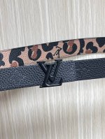 3.0Mm双面荔枝纹压花，一面印花，一面印豹纹，腰缠万贯。搭配精品扣头。