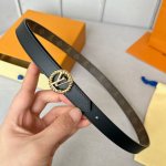 特 寬度：20mm Lv S-Lock系列 寬度20mm 驢家法國驢女士腰帶 全新風格定制帆布面料襯托細膩的進口小牛皮 全新設計搭扣 融入字母和花卉图案 与腰带