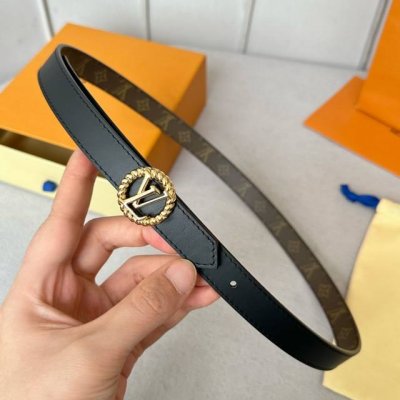 特 寬度：20mm Lv S-Lock系列 寬度20mm 驢家法國驢女士腰帶 全新風格定制帆布面料襯托細膩的進口小牛皮 全新設計搭扣 融入字母和花卉图案 与腰带