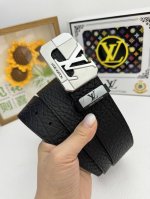 品名：Lv..路易..威登原单 材质：原单牛皮腰带 百分百头层牛皮腰带保证真皮，24K纯钢扣，专柜原单品质、做工精细，时尚大牌，送人自用首选 包装： 请认准如图