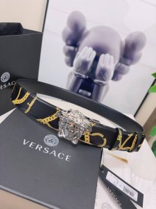 范思哲versace此款双面腰带采用光滑的saffiano皮革制作，并配有3D美杜莎腰带扣。一面为单色设计，另一面饰有tabloid印花。此款印花既是对当下名人